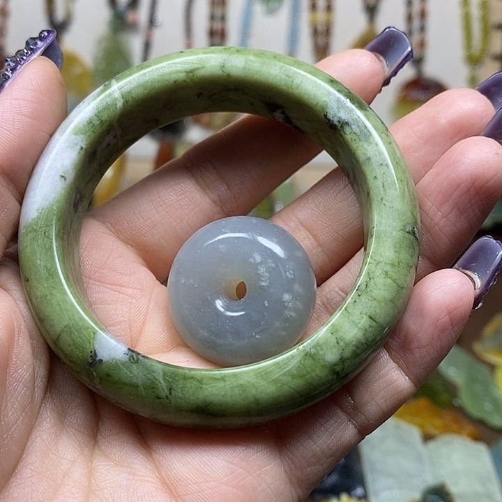 蛇纹石玉手镯未镶嵌