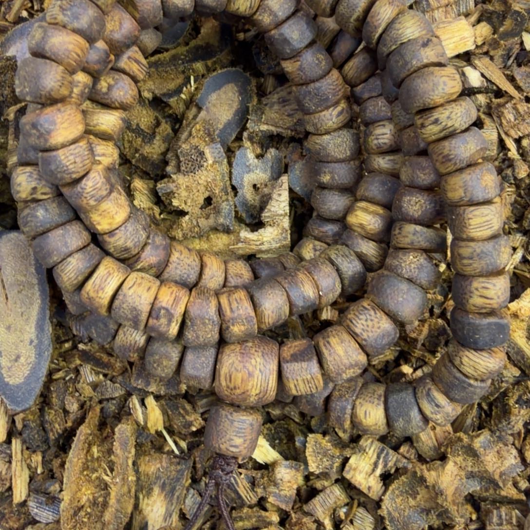 A***C沉香沉香碎屑0.8乌身圆叶厚片珠多圈25克