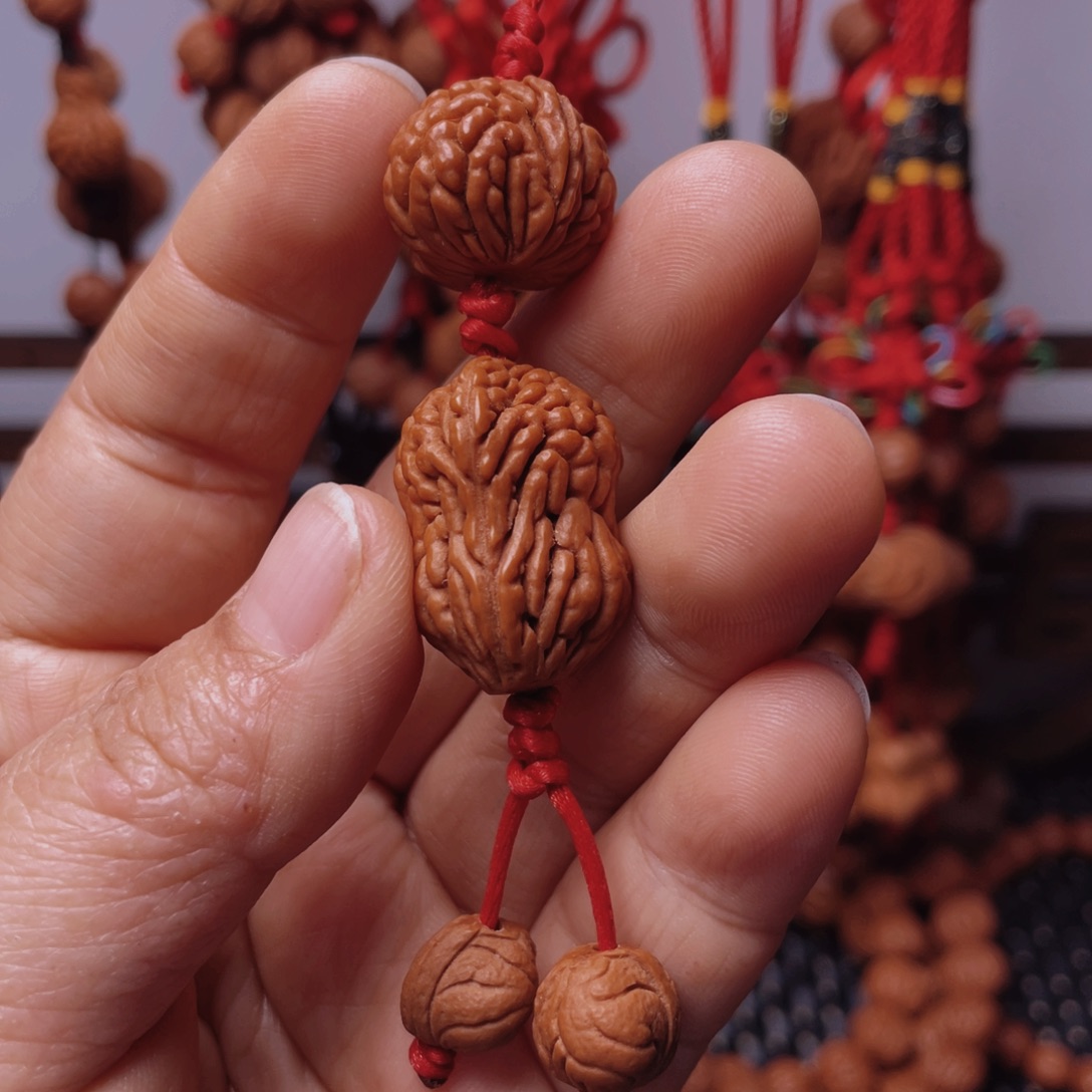 木质类龙纹桃枭挂件