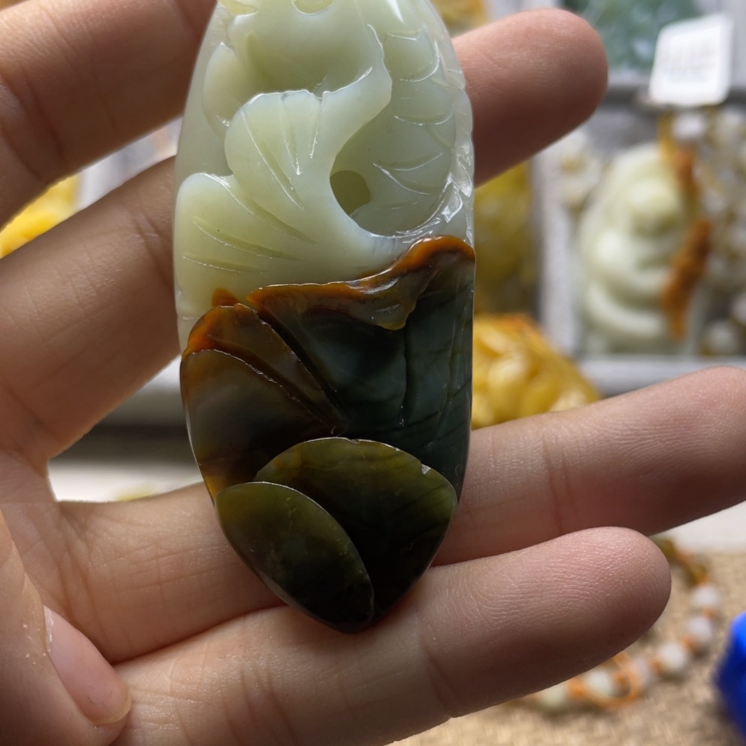 蛇纹石玉颈饰未镶嵌