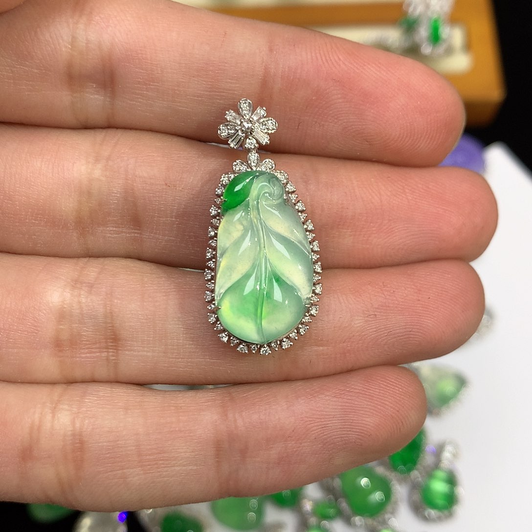 翡翠吊坠(不含链)18K金镶嵌飘绿花叶子