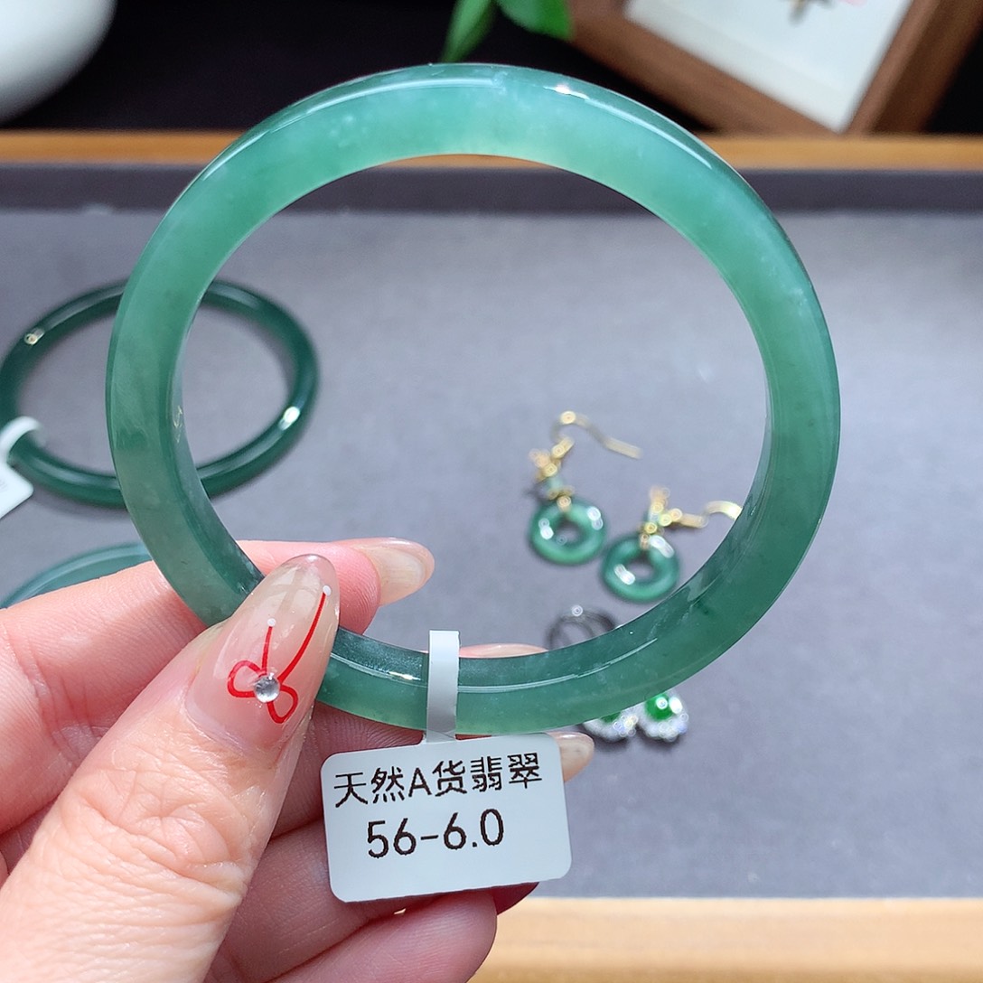翡翠手镯（圆镯）未镶嵌