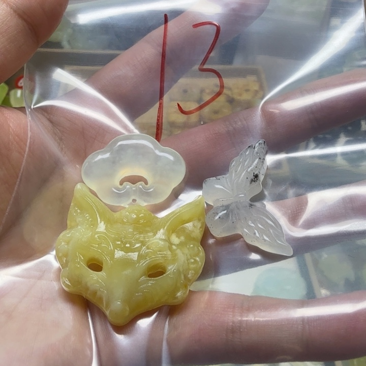 透闪石-蛇纹石玉吊坠未镶嵌