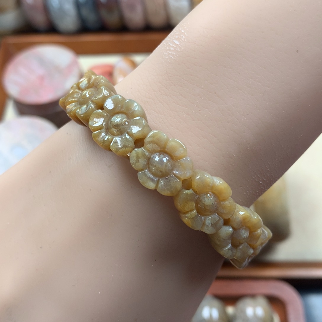 未镶嵌花花雕刻镯57.6圈漏400/个。10硅化珊瑚（珊瑚玉