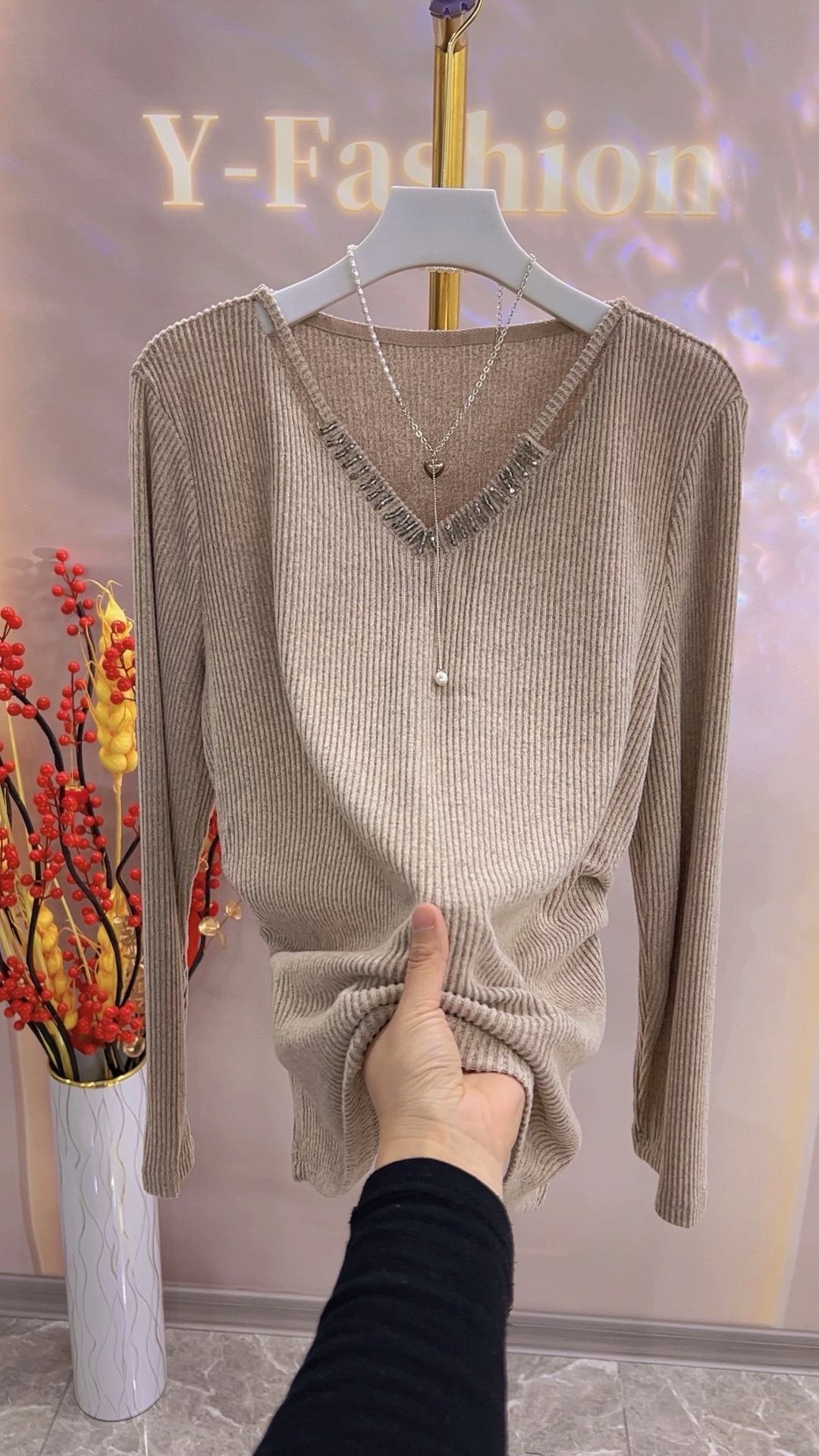 2025年.冬季2065慕斯暖绒长袖时尚打底V领串珠显瘦百搭女士大码