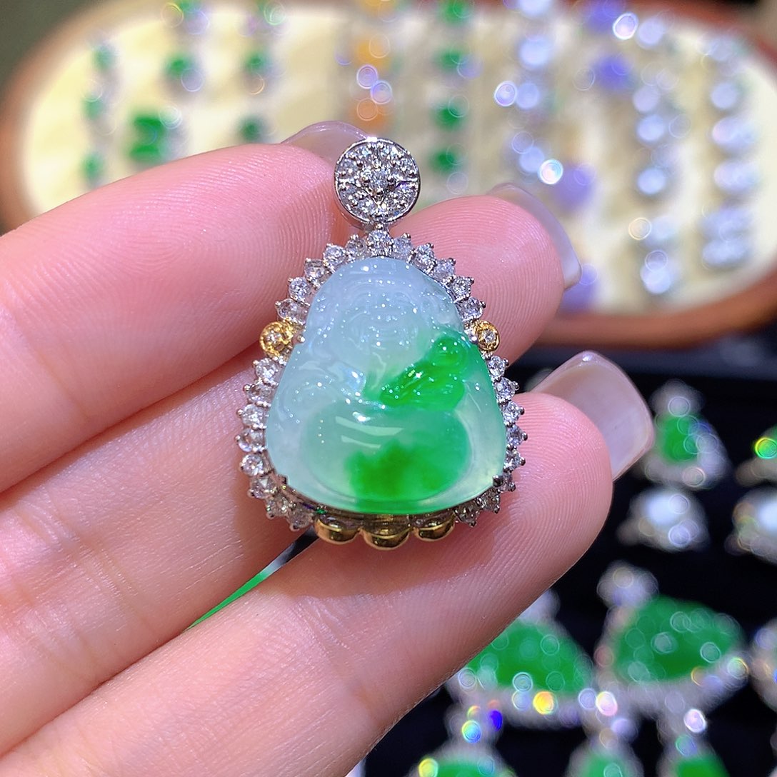 翡翠18K金镶嵌耳饰高冰财爷爷吊坠一刀切