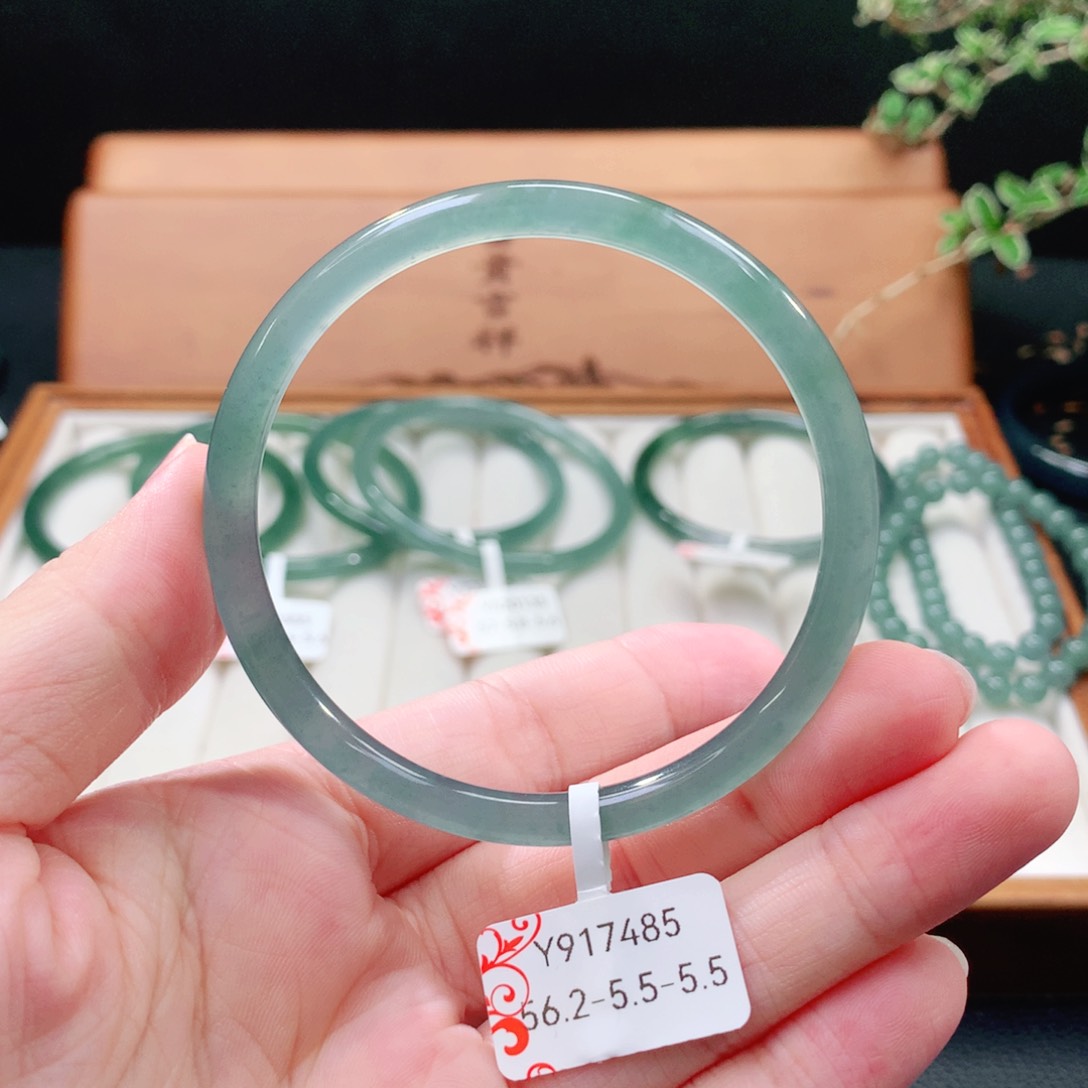翡翠手镯（圆镯）未镶嵌