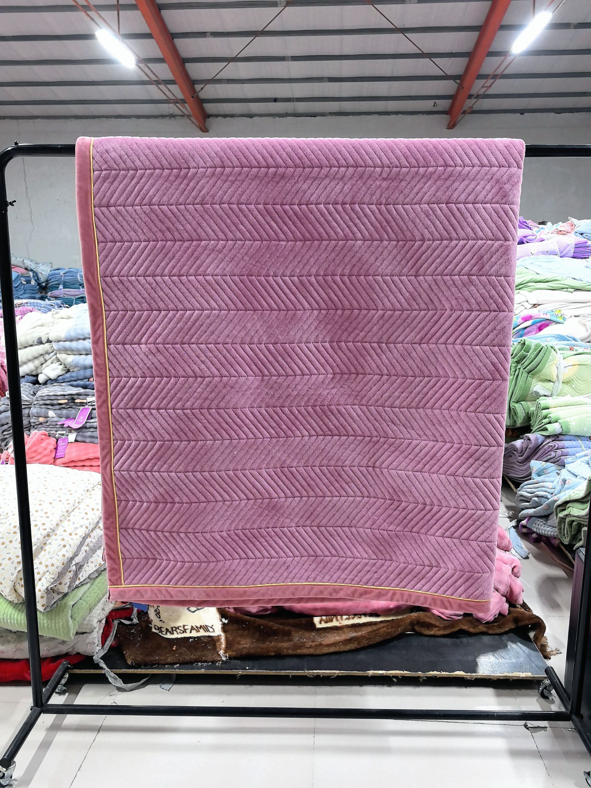 纯色牛奶绒加厚床盖保暖