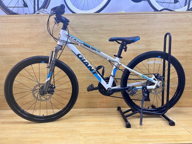 捷安特24轮组山地车，铝合金车架，禧玛诺变速器，碟刹