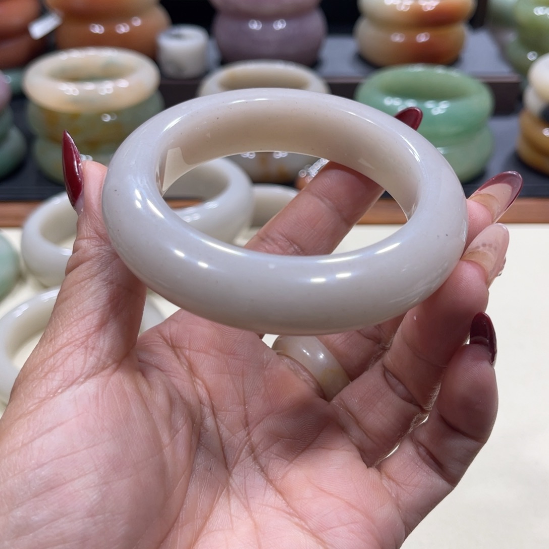 未镶嵌手镯石英岩玉