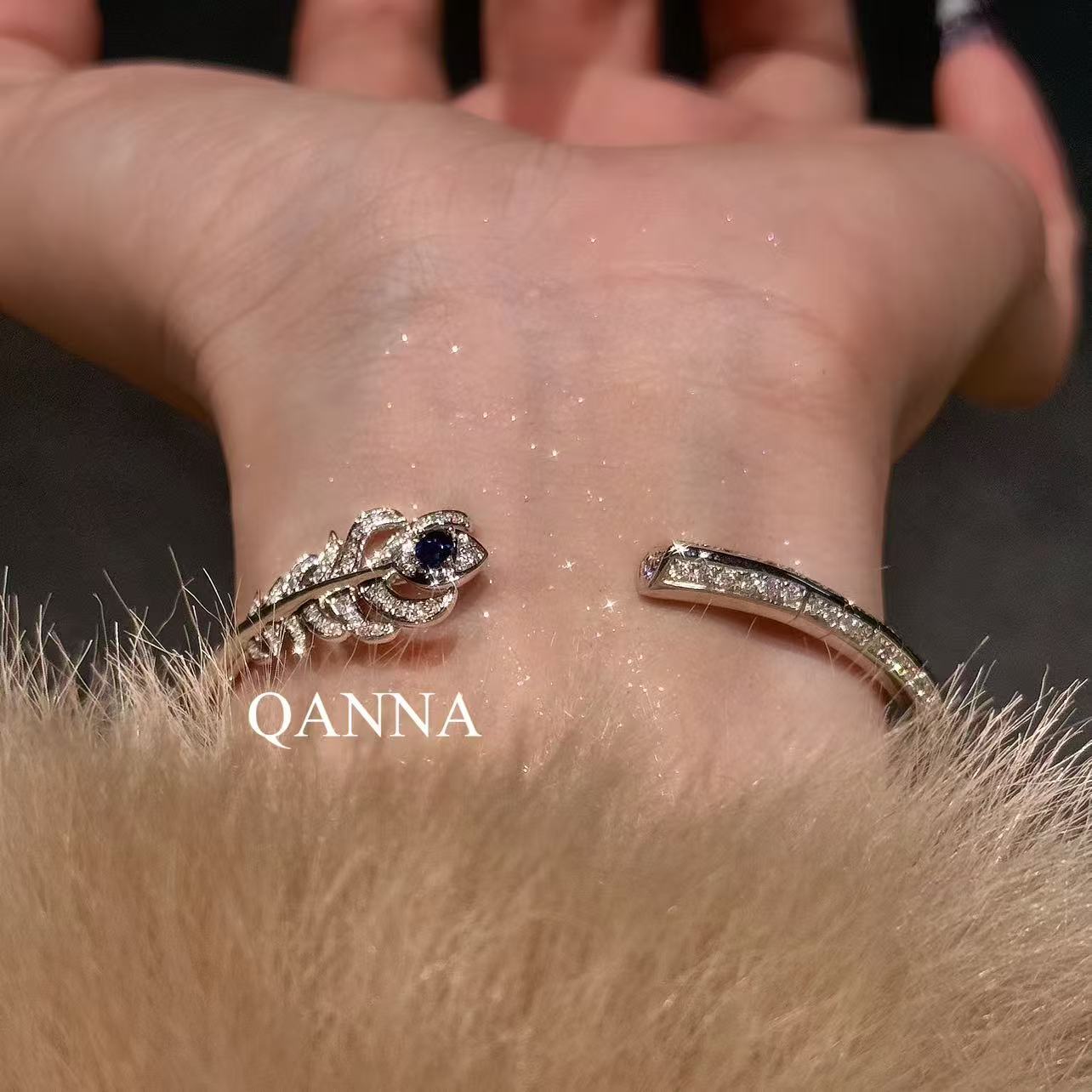 QANNA【蓝色羽毛】【设计款 重金】轻奢时尚名媛风爆闪羽毛钻石手镯AY