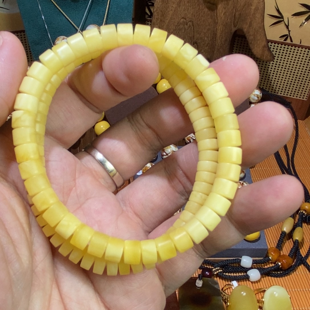 7+俄白浓蜡精工手串一条