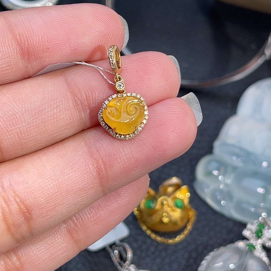 翡翠18K金镶嵌颈饰如意头