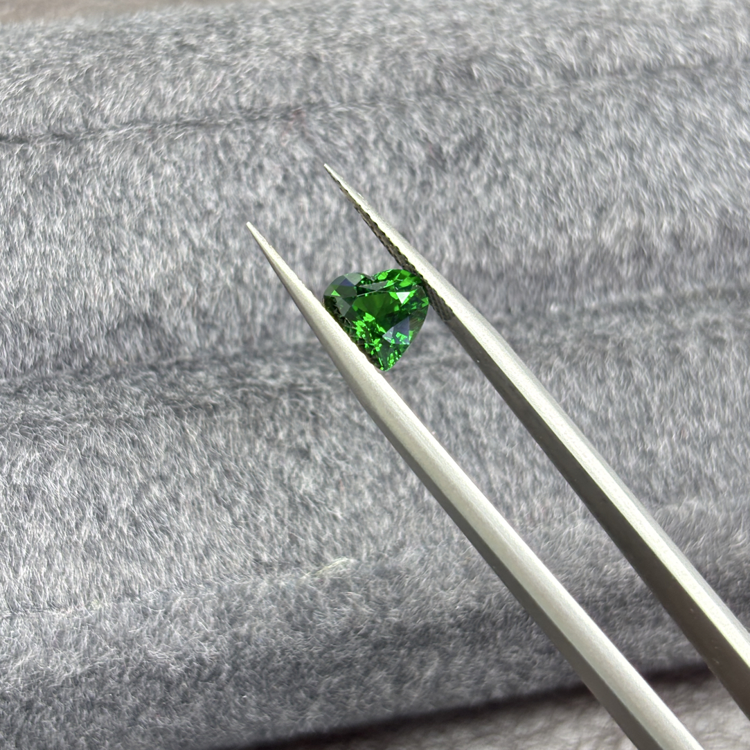 天然石榴石沙弗莱爱心切裸石全净玻璃体浓郁绿色1.53ct/7.2*6.8
