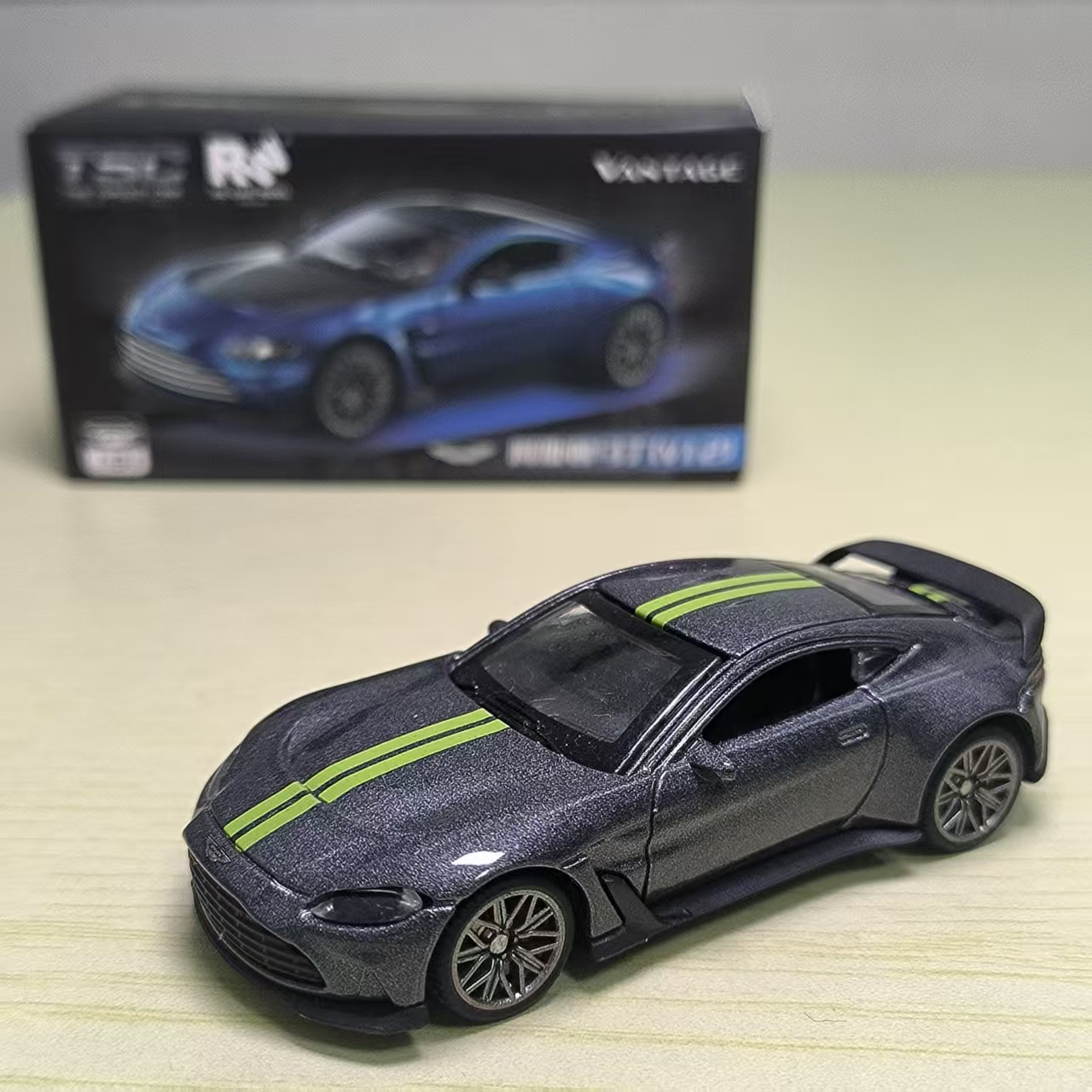 TSC 1:64 阿斯顿马丁 V12合金汽车模型 摆件收藏跑车玩具模型