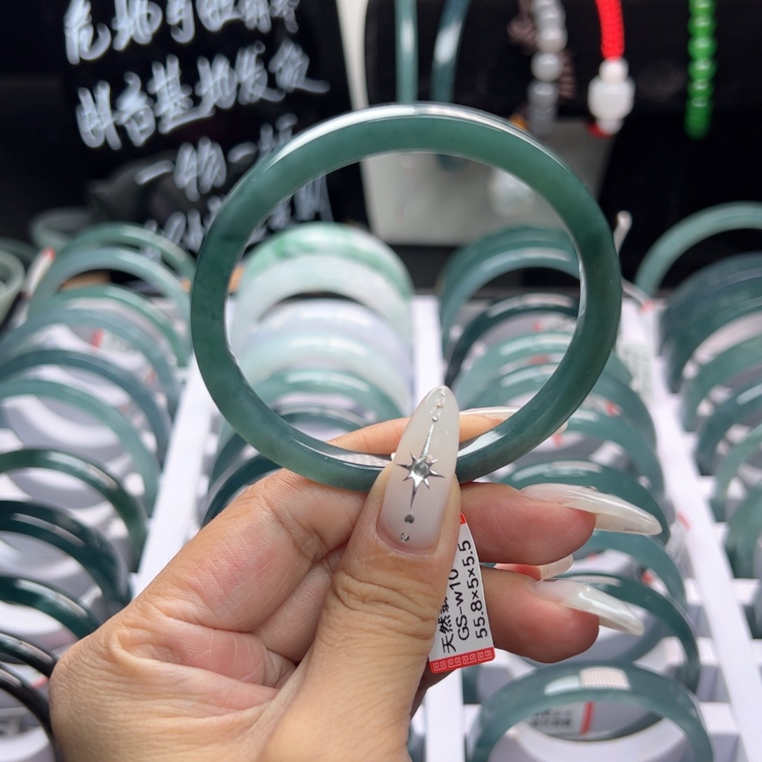 翡翠手镯未镶嵌翡翠