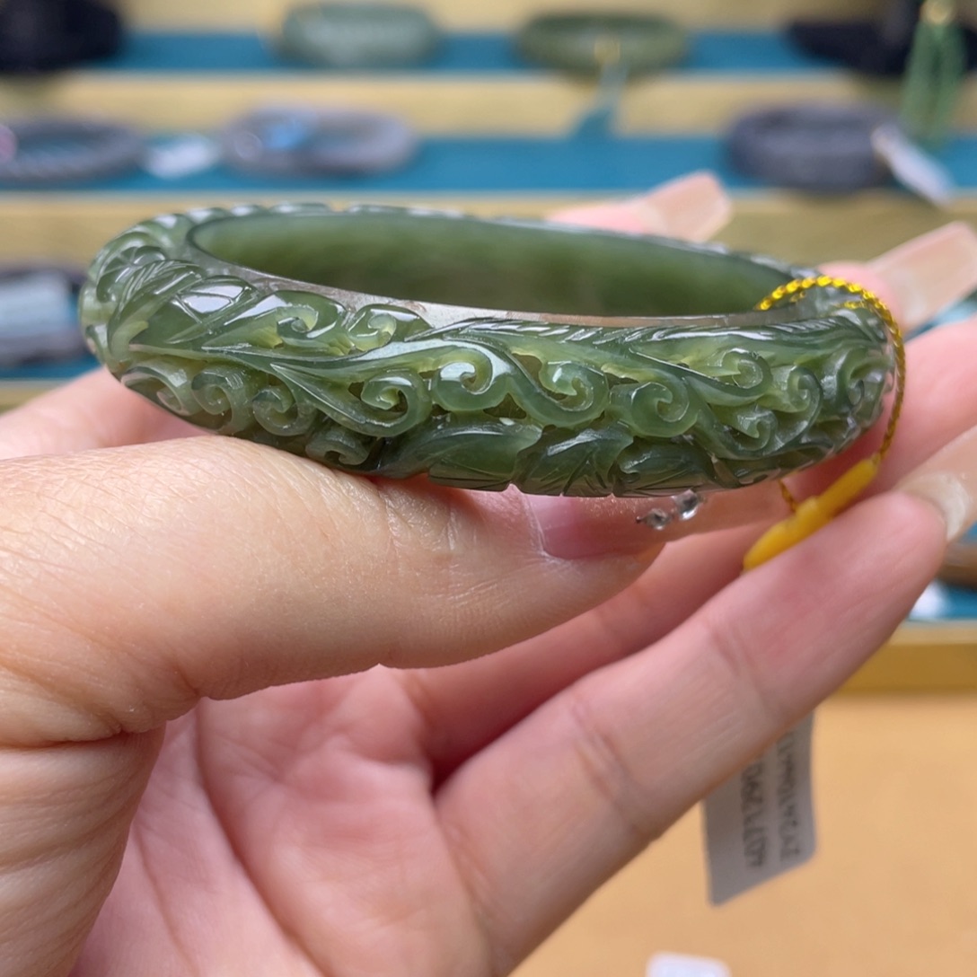 和田玉手镯56圈口。编号110未镶嵌