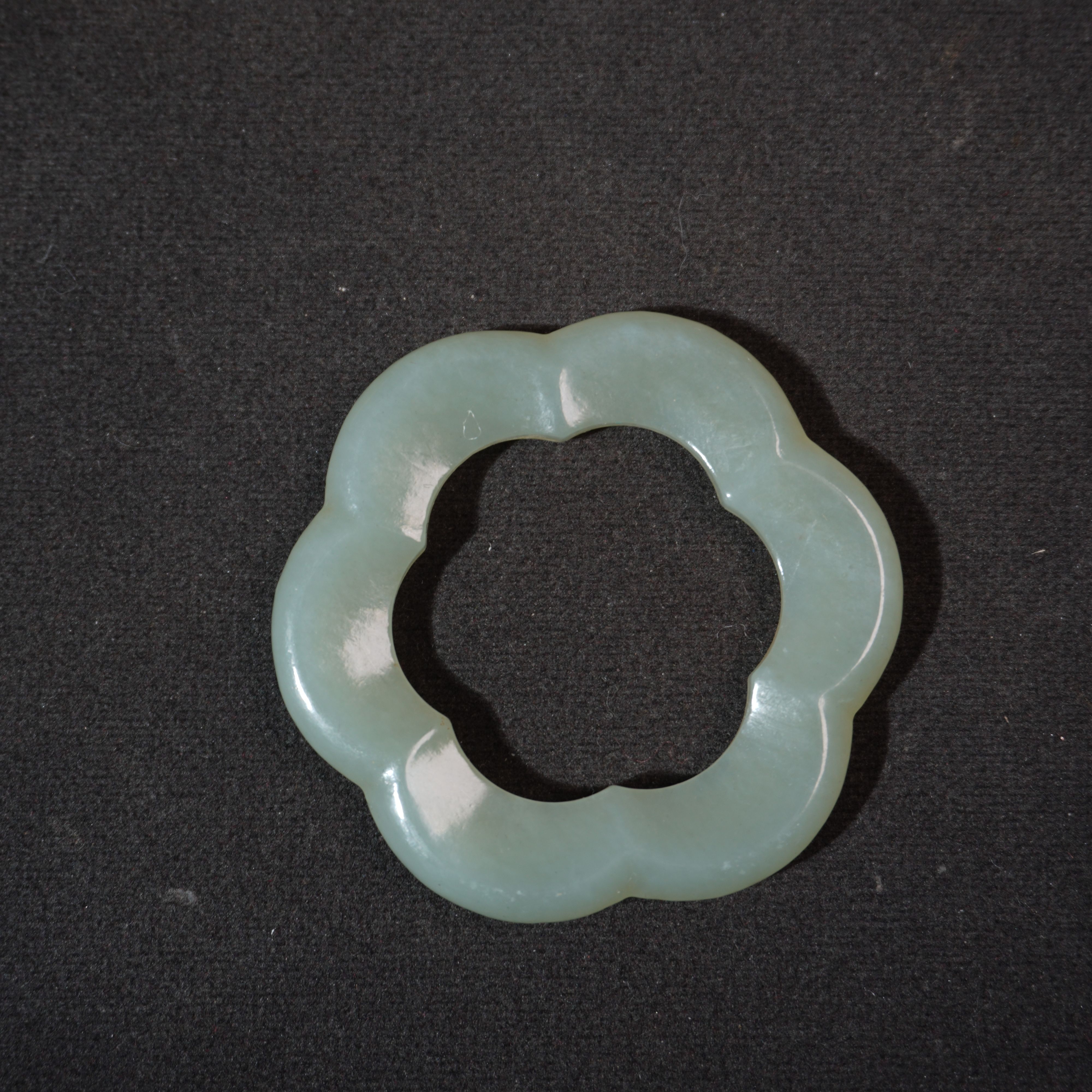 9NK97  清  和田玉海棠环