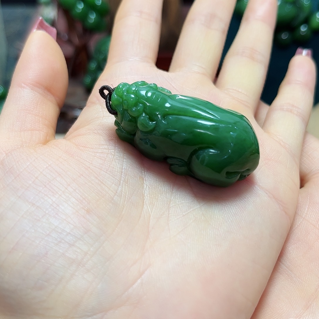 和田玉吊坠未镶嵌开****?