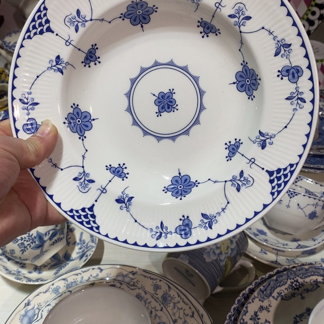 瓷微瑕唐草草帽盘