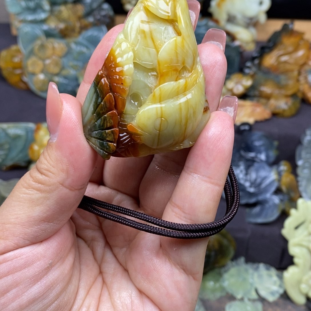 蛇纹石玉颈饰未镶嵌