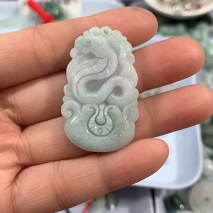 翡翠未镶嵌项圈吊坠。蛇