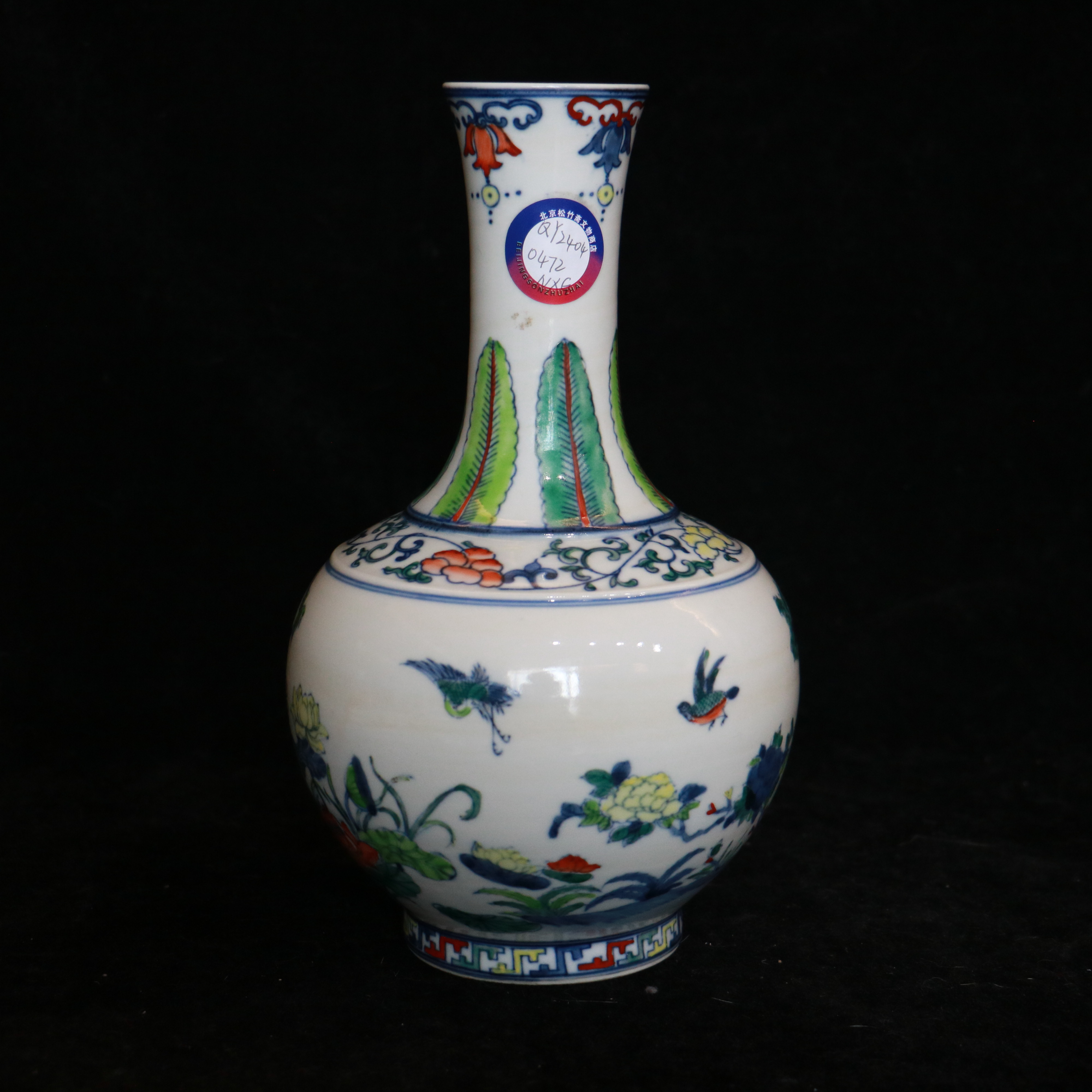 清中期斗彩花卉赏瓶