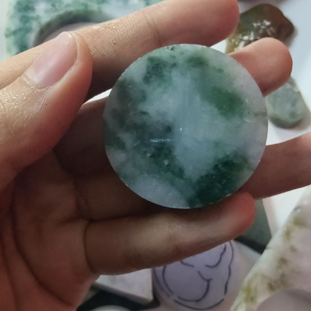 表***粒翡翠未镶嵌颈饰翡翠