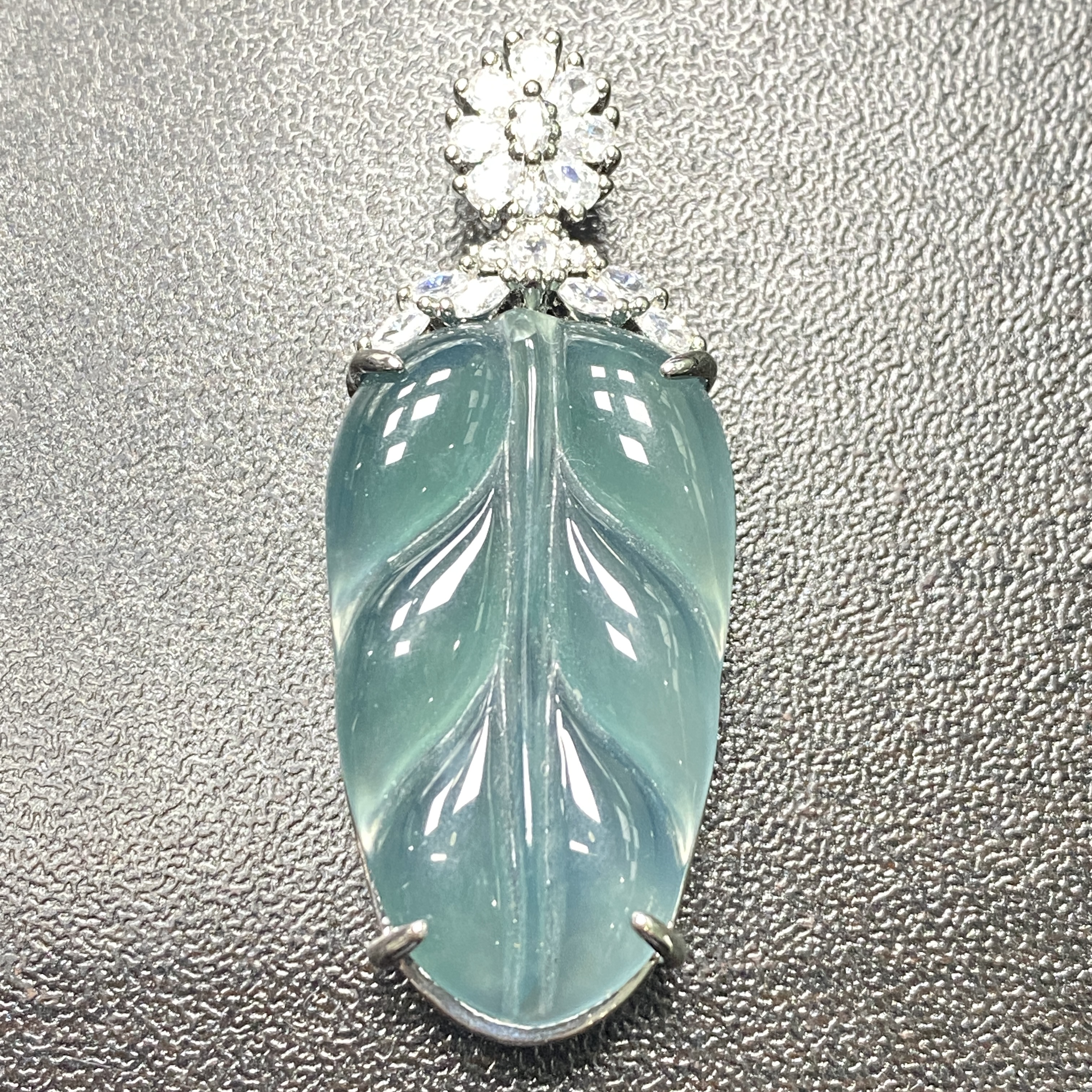 cxl99102天然翡翠A货叶子尺寸约18x34x7mm