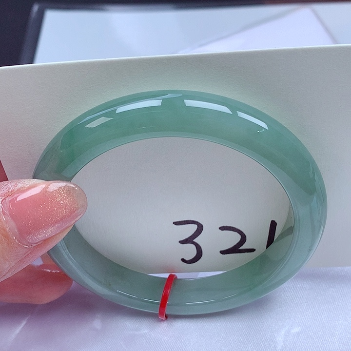 翡翠手镯未镶嵌翡翠