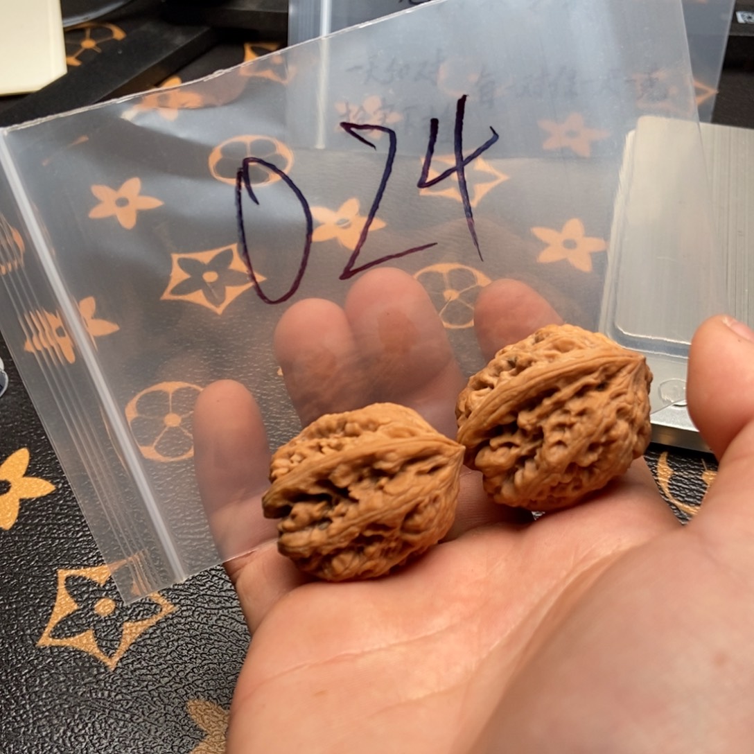 文玩核桃吊坠虎头