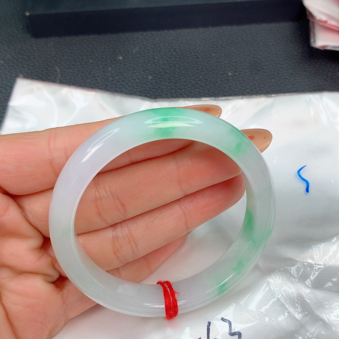 翡翠手镯未镶嵌…………