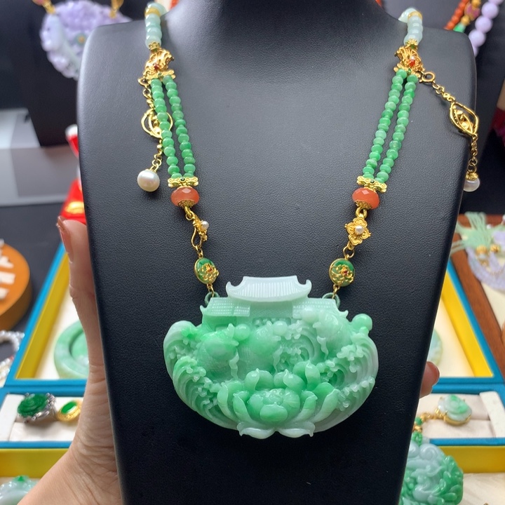 翡翠颈饰未镶嵌翡翠鱼跃龙门