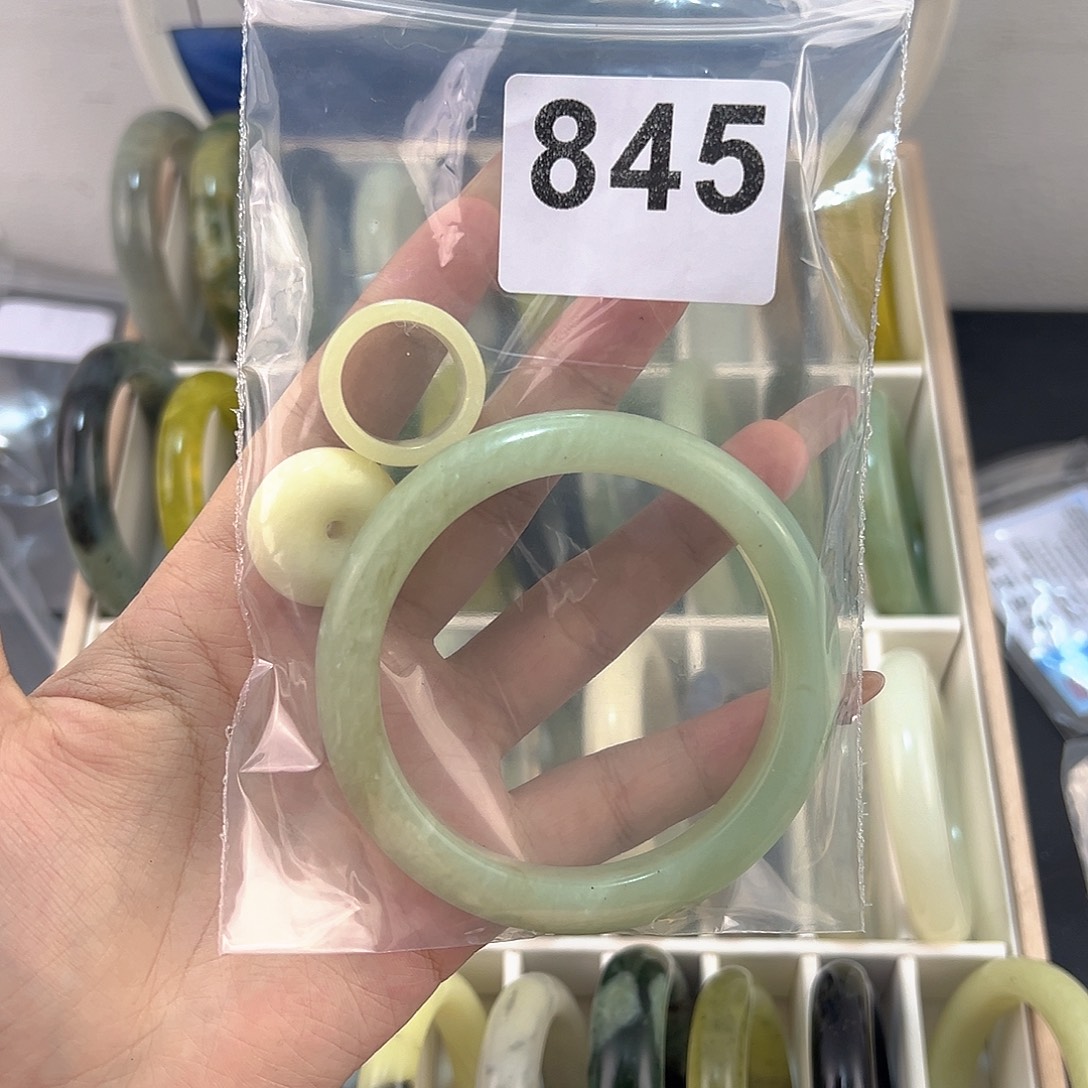 u***.未镶嵌蛇纹石玉颈饰