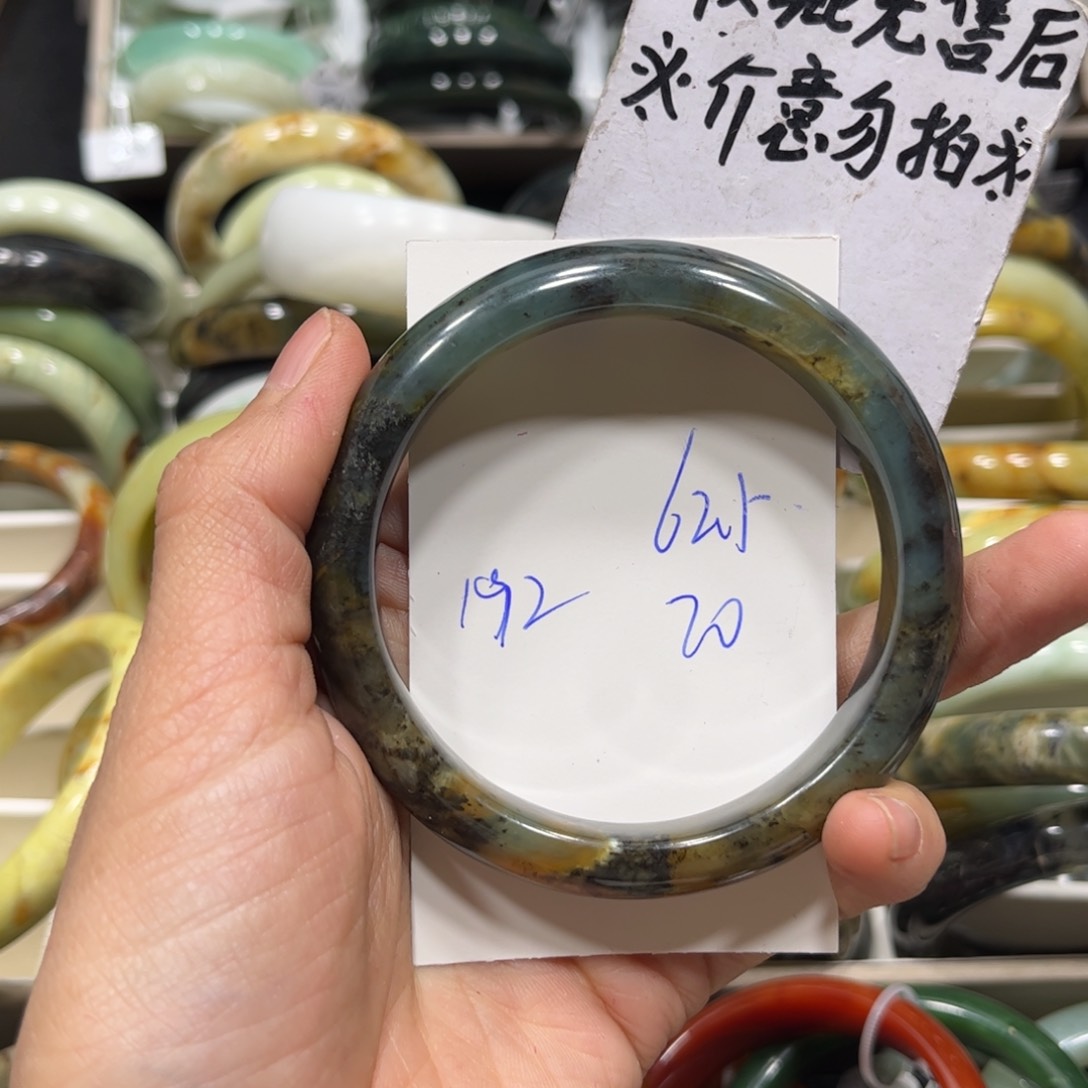 蛇纹石玉手镯未镶嵌