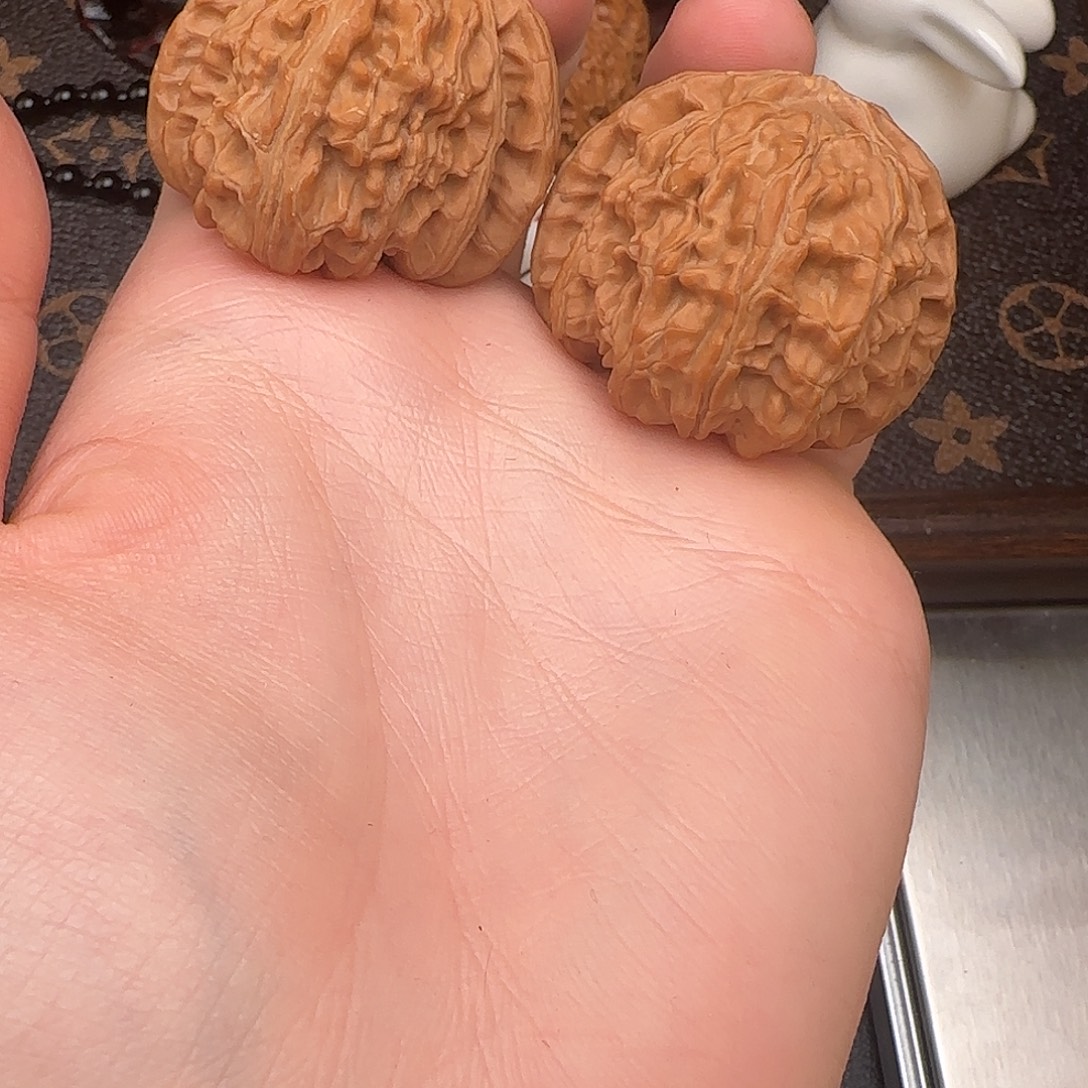 文玩核桃吊坠三角白