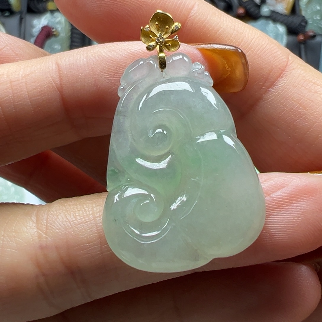 翡翠18K金镶嵌颈饰如意