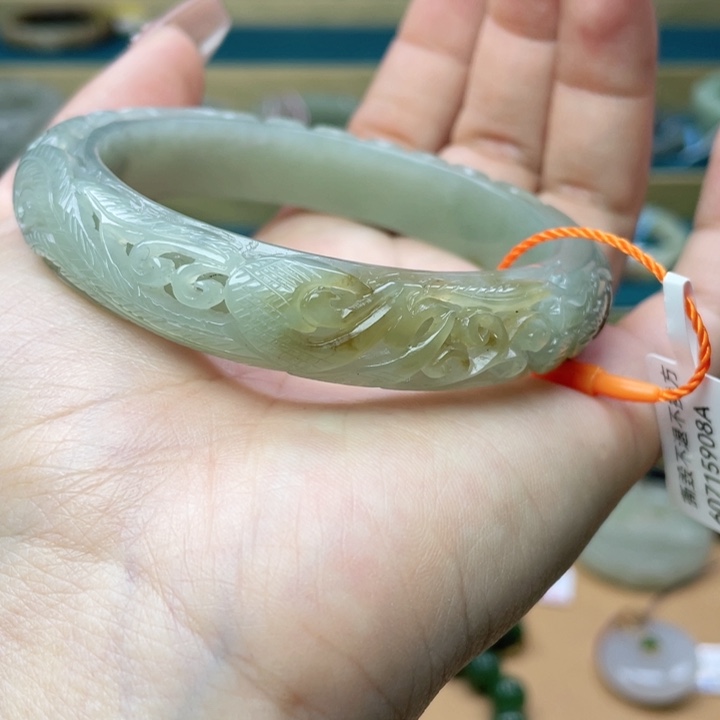 和田玉手镯61圈口。编号84未镶嵌