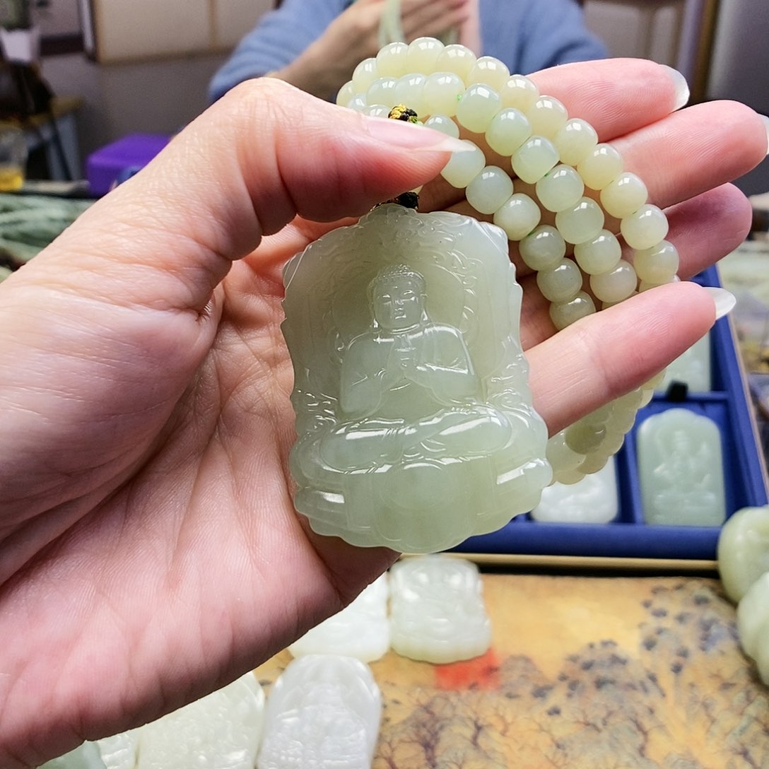 和田玉颈饰未镶嵌好*吗