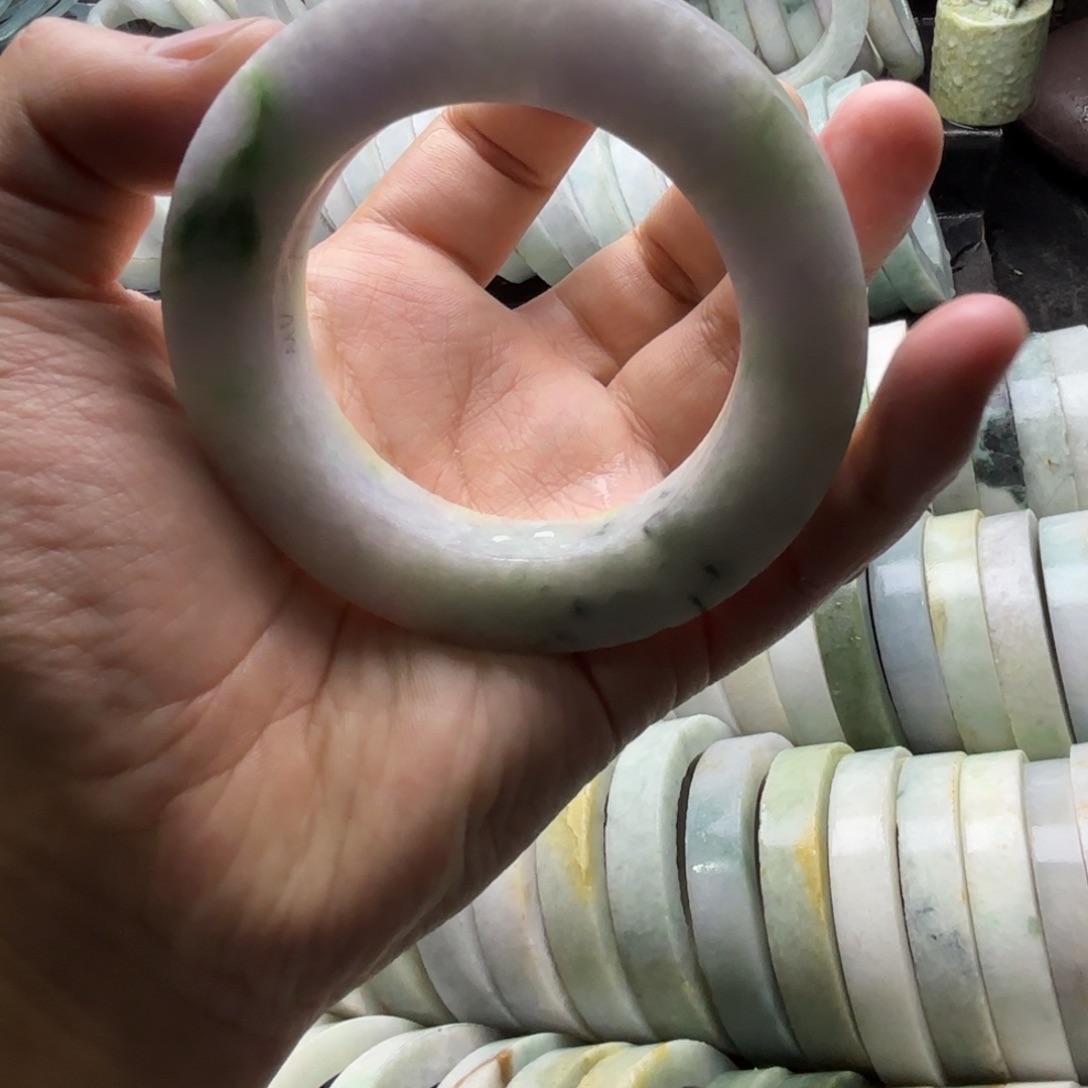 J***.定制翡翠未镶嵌翡翠手镯定制