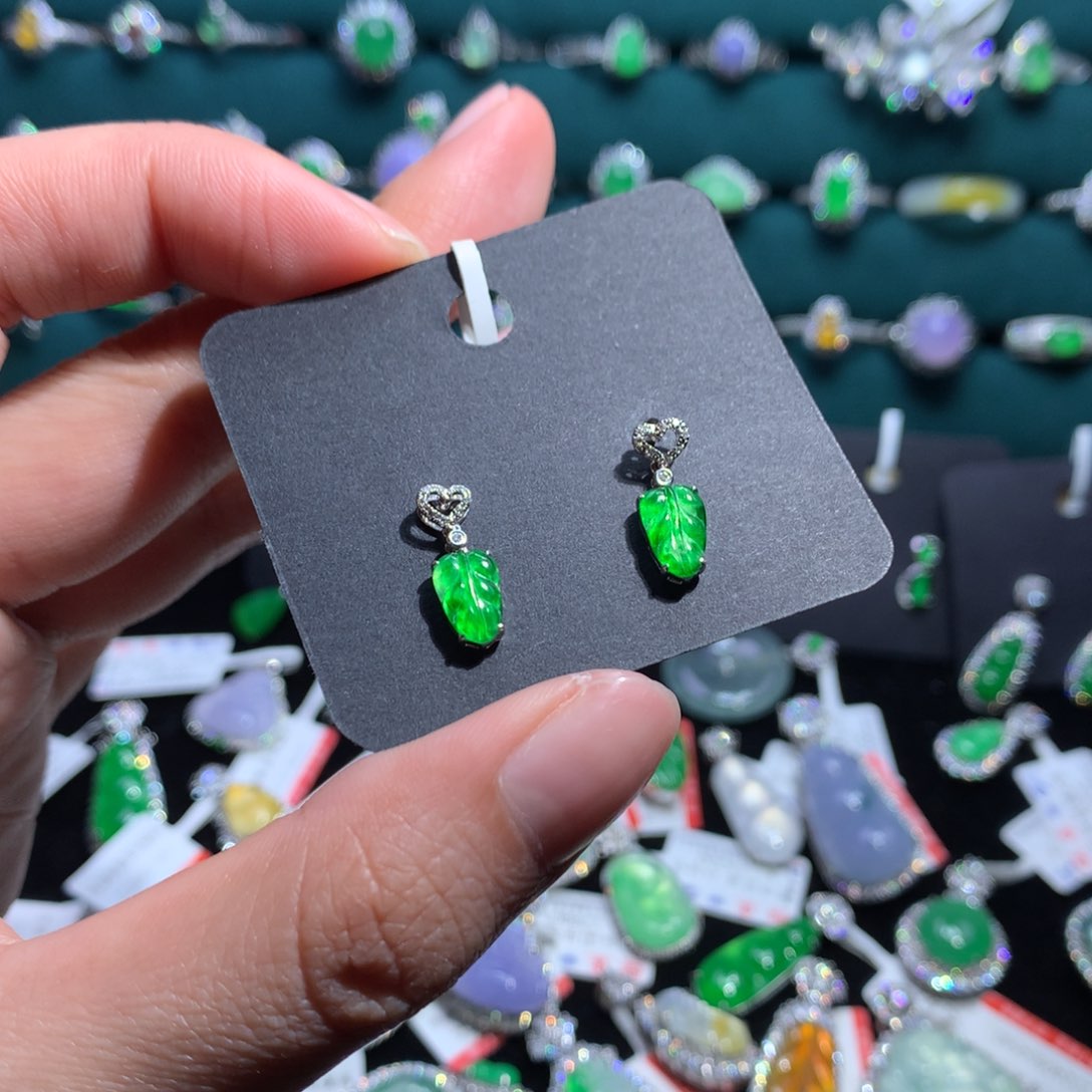 翡翠手链18K金镶嵌一***?天然翡翠