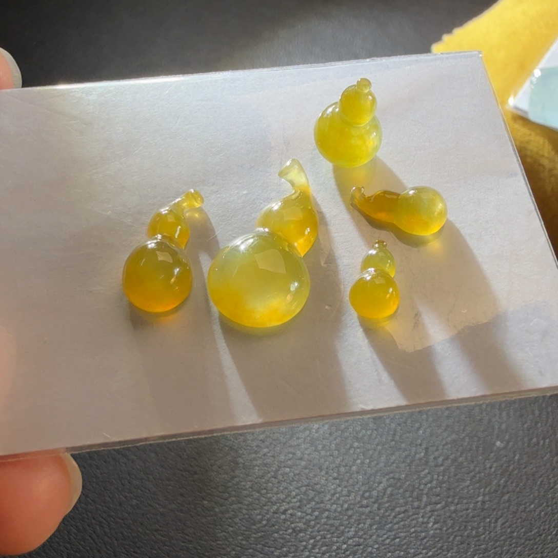 翡翠未镶嵌颈饰葫芦