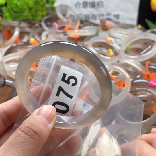 玛瑙/玉髓手镯未镶嵌