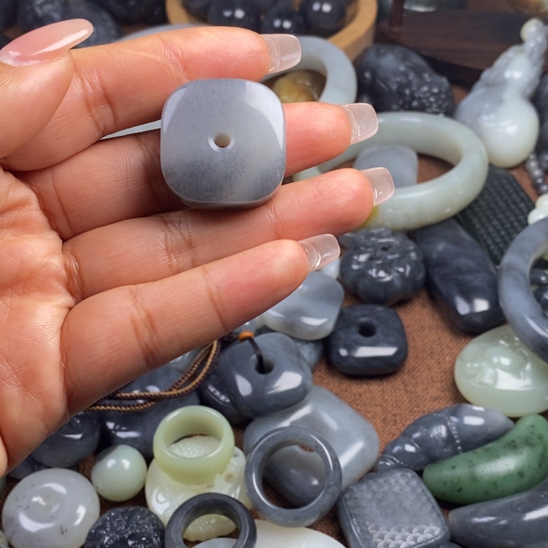 无***人和田玉未镶嵌颈饰