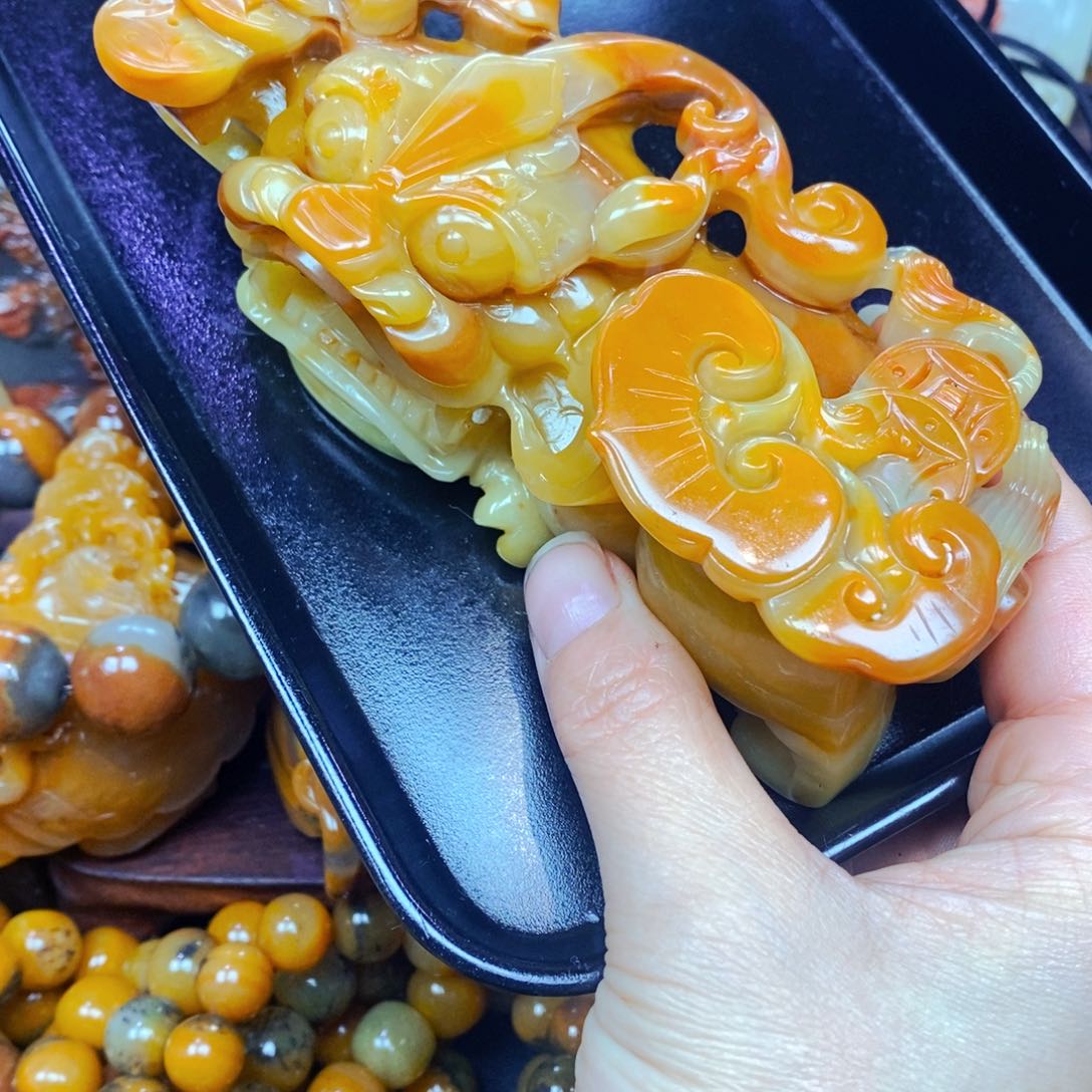 未镶嵌石英质玉（黄龙玉）颈饰
