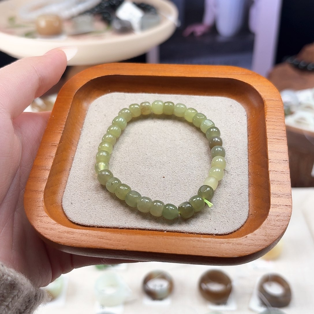 未镶嵌戒指和田玉绿色系福福串（瑕）