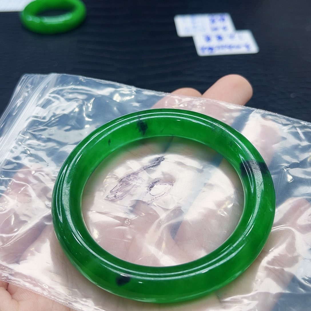 翡翠手镯未镶嵌丹*多样性