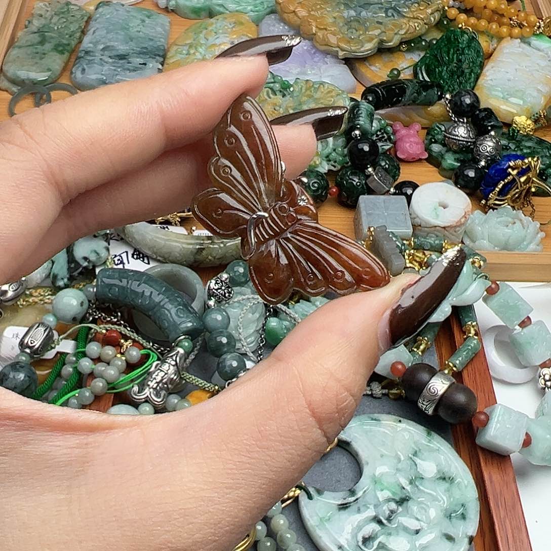 翡翠吊坠(赠链)未镶嵌?****杨翡翠一套198