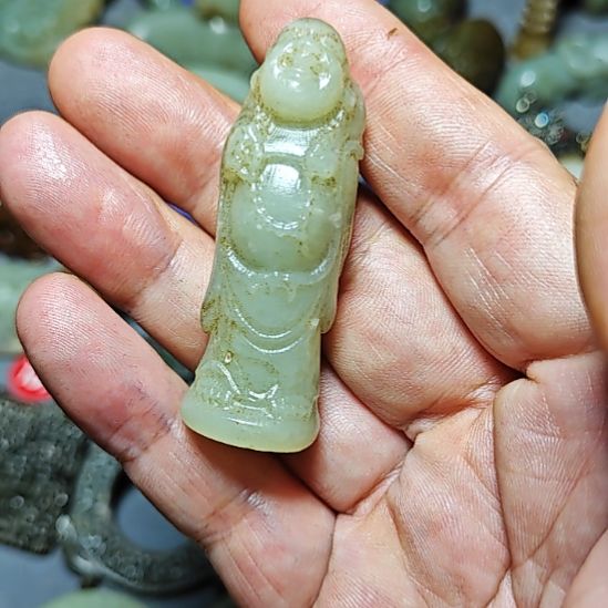 颈饰未镶嵌和田玉履**和