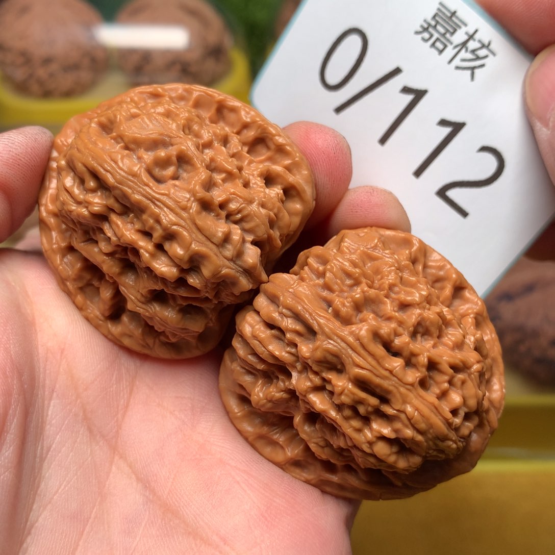 文玩核桃把件红皮南疆石40